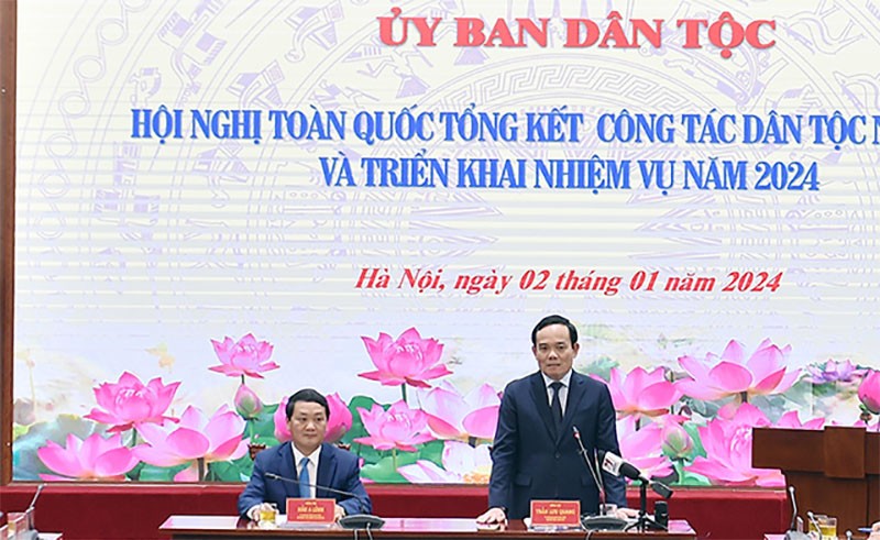 政府副总理陈留光(右)在会议上发表讲话。(图:海明)