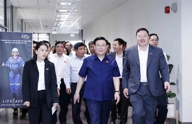 国会主席王廷惠参观隆山石化公司调度中心。(图:越通社)