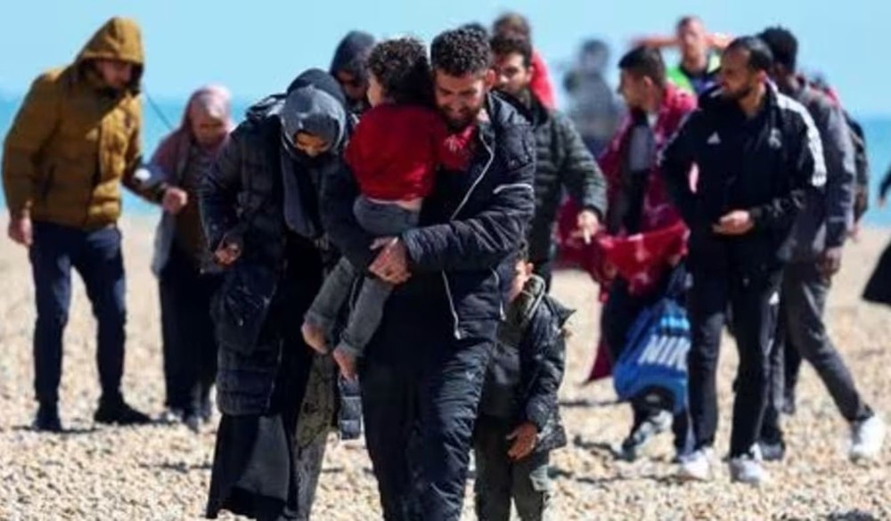 英国政府的数据显示，去年有大约3万名移民搭乘小船从英吉利海峡偷渡到英国。（图：路透社）