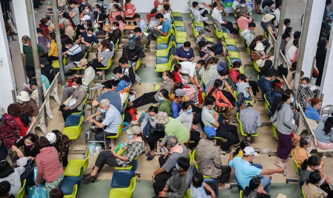 图为本市一家医院里，求诊者聚集在一起等待医生看诊。（图：陈琼）