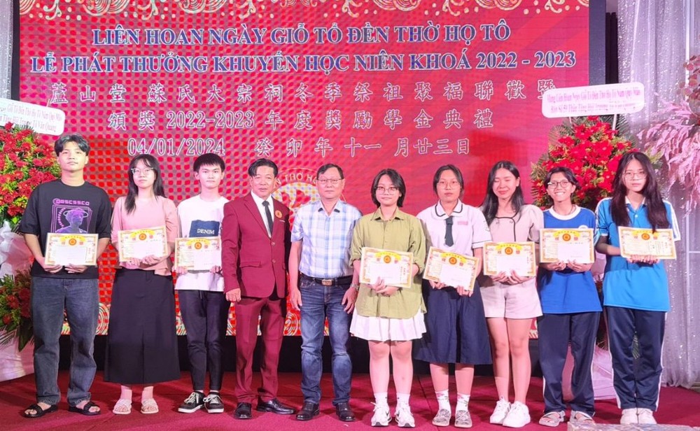 图:苏氏宗祠理事长苏文光(左四)颁奖学金给宗亲子弟。