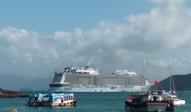 海洋光谱号游轮停泊在芽庄湾上。（图：越长）