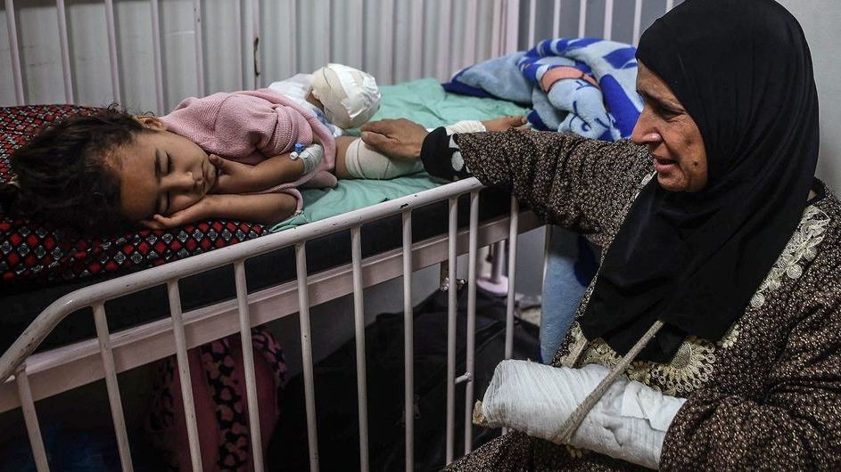 一位母亲在加沙南部汗尤尼斯的纳赛尔医院照顾她的女儿。（图：儿基会）