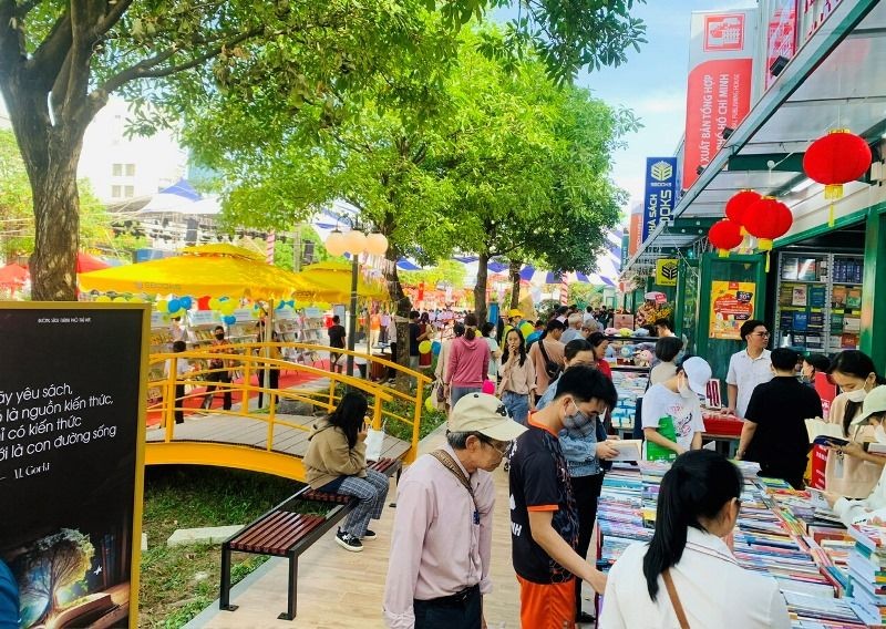 守德市书香街成为市民新的阅读空间 sach-3065.jpg