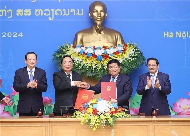 两国政府总理见证会议纪要签署仪式。（图：越通社）