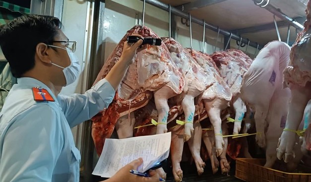 职能力量在本市的一个街市检查食品卫生安全。 anvstp-2-1055.jpg