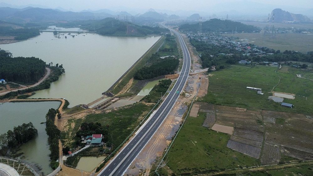 图为北南高速公路一隅。(图:世英)
