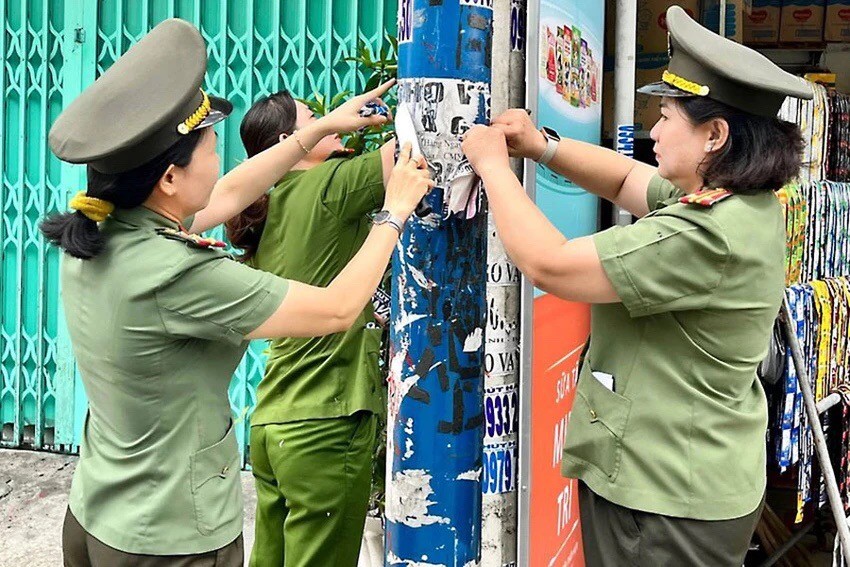 本市各郡县138指委会已同时出发处理非法张贴及破坏都市美观的放高利贷内容的广告传单。 tran-ap-toi-pham-2-2096.jpg