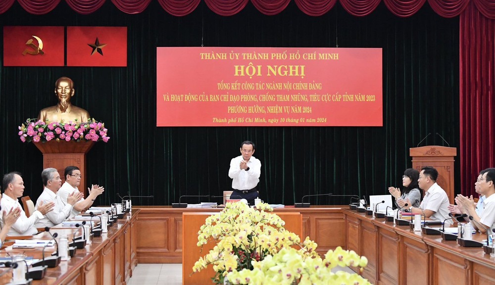 图为市委书记阮文年（中）主持本市直播点会议现场一隅。（图：越勇）