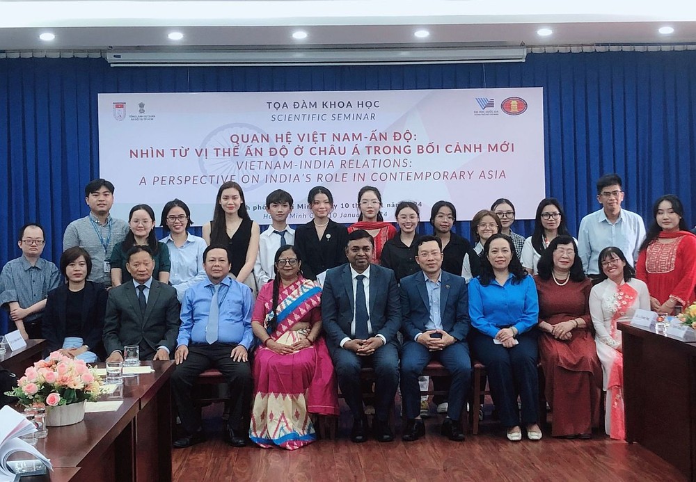 组委会和诸位嘉宾和大学生合照留念。 d2-7950.jpg
