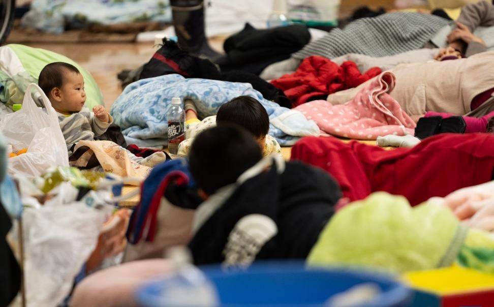 这是1月3日在日本石川县轮岛市一处容纳超700人的临时避难所内拍摄的儿童。(图:新华社)
