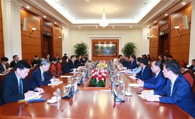 越南共产党中央书记处书记、中央宣教部部长阮仲义与中宣部部长李书磊举行会谈。(图:越通社)