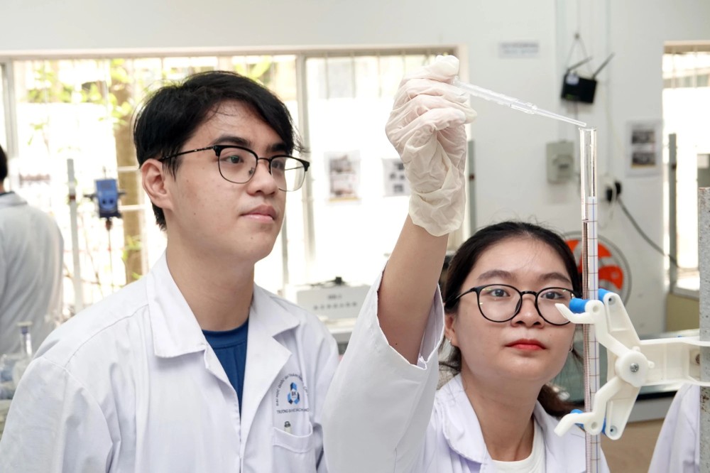 大学生希望大学增加优秀生的奖学金,并为清贫生提供更多经济支持。
