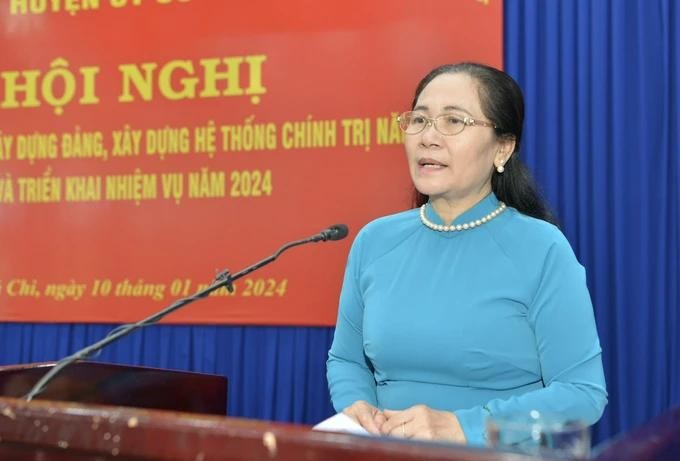 市委副书记、市人民议会主席阮氏丽在会议上发表讲话。（图：高昇）