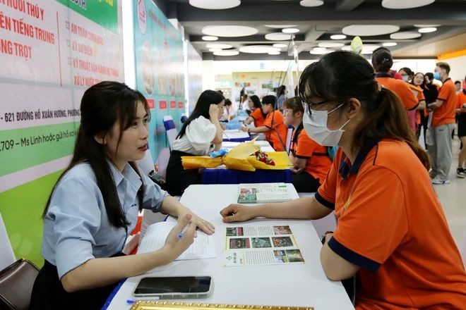 众多年轻求职者前来某一辅业劳务中心寻求就业机会。（图：越通社）