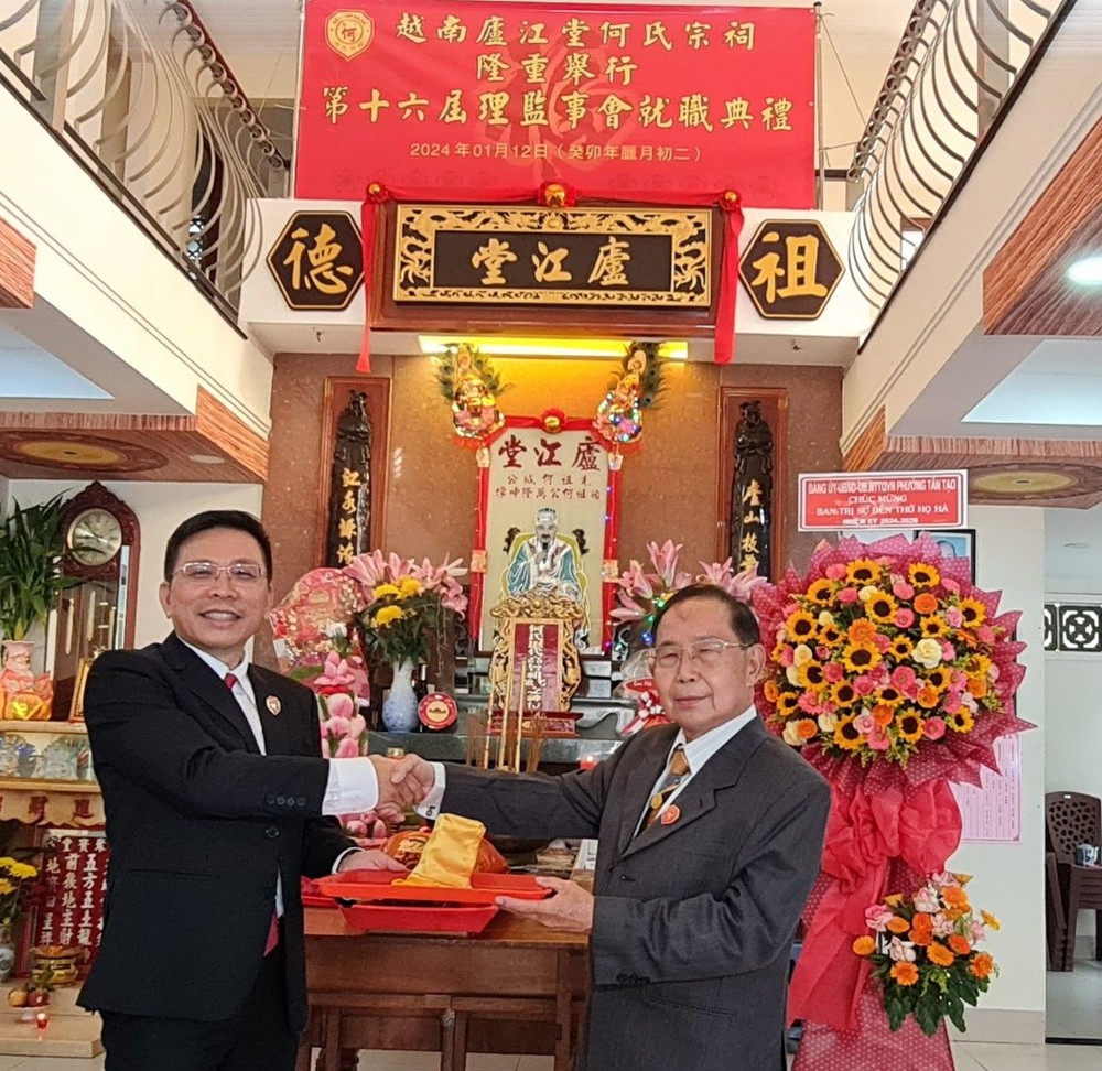 何国华先生将印章移交给新任会长何俊昌先生。 ho-ah-2-7686.jpg
