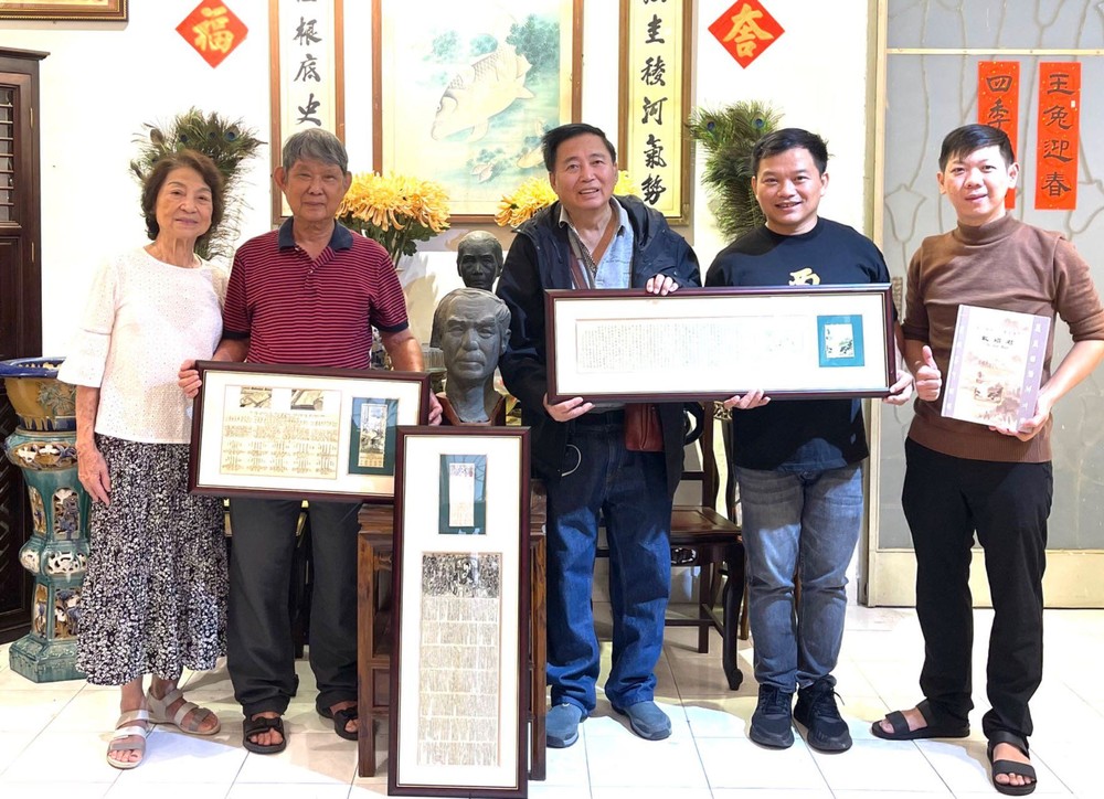 戴显祖(左三)向本文作者赠送父亲的微雕精装复制品。左一和二为李克柔伉俪。 t3-2-8657.jpg