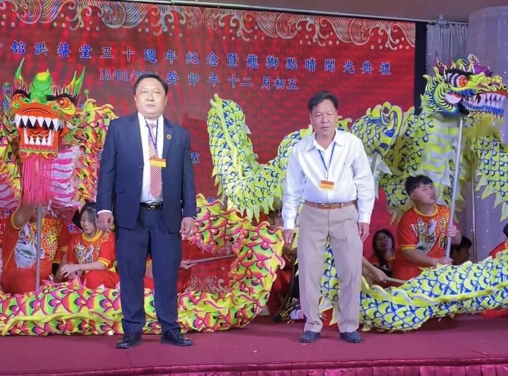 黄馆洪蔡堂龙狮团第十届理事会总会长黄景昌(左)与荣誉会长杨振明(右)为彩龙点睛开光。 d3-6285.jpg