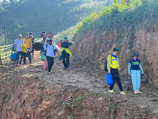 到高山区举办“电影院”的年轻人。