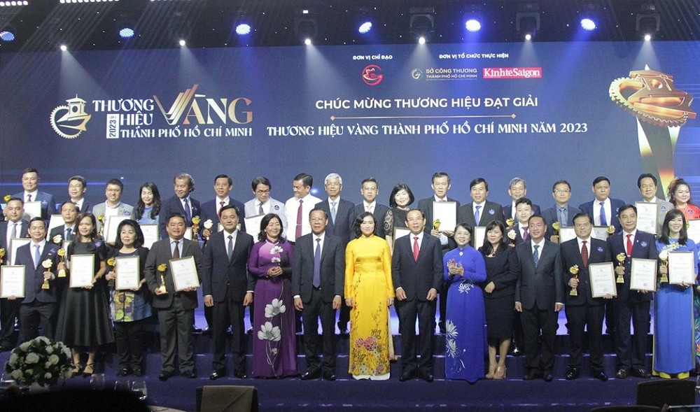 市领导同夺得金牌奖项的企业代表合影。（图：黎宇）