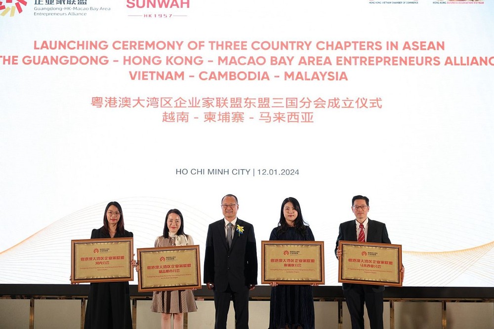 粤港澳大湾区企业家联盟主席、香港新华集团主席蔡冠深博士(中)向越南河内、胡志明市,柬埔寨和马来西亚的4个分会代表授牌。 t2-1-5603.jpg