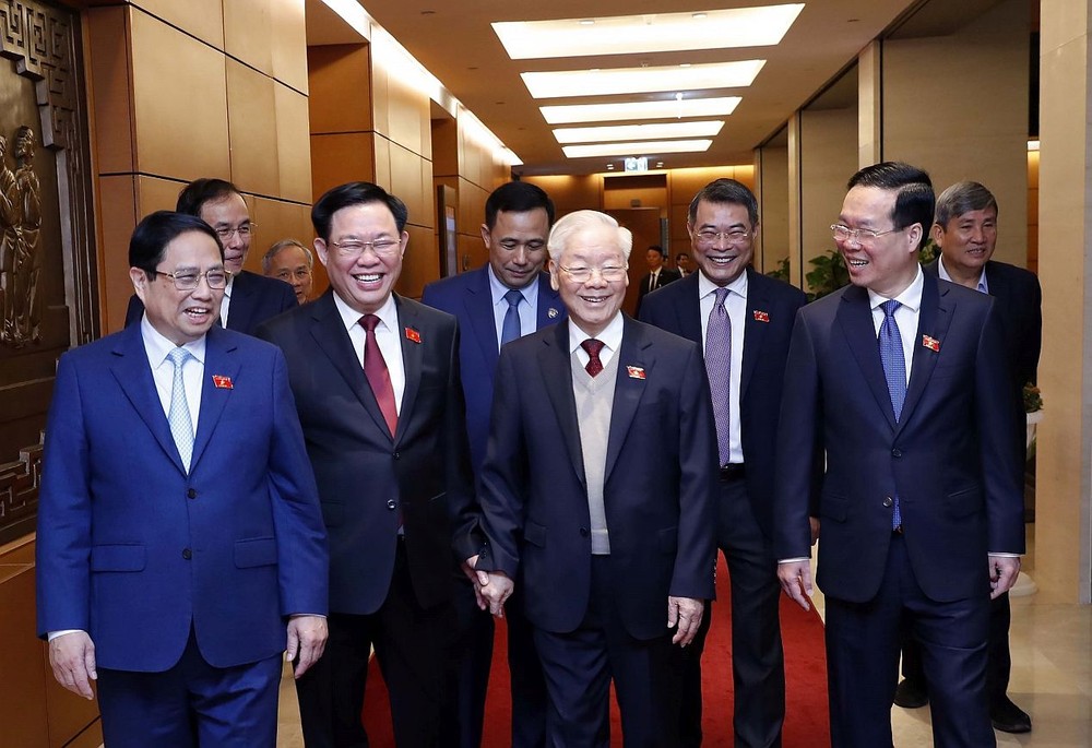 党中央总书记阮富仲与各位国家领导出席会议。(图:越通社)