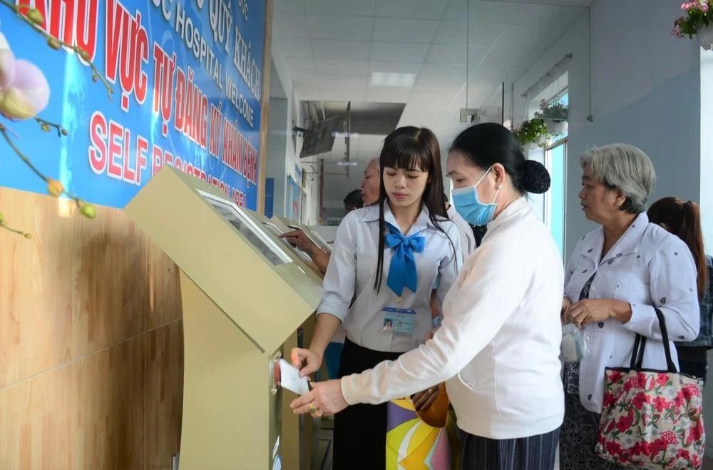 人们在本市一家公立医院门诊部挂号求诊。(图:成山)