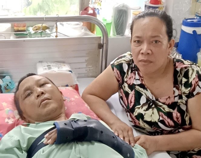 山氏后在医院照顾丈夫。