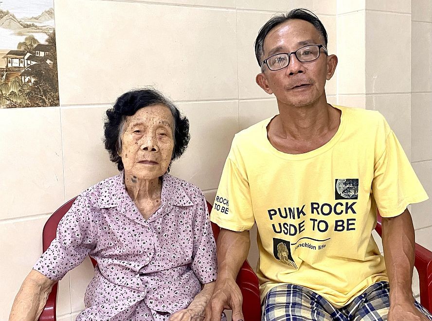 曾桂英与陈金华两母子。