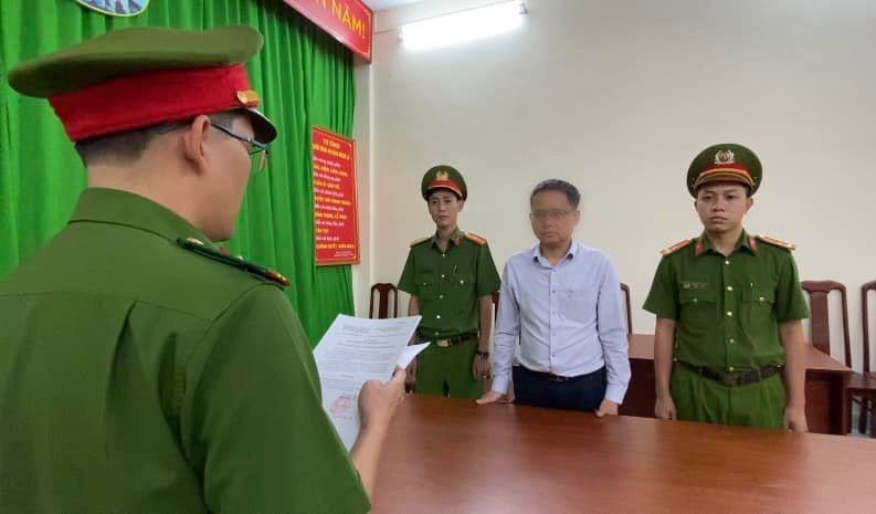 执法警员向嫌犯阮武海(白衣)宣读逮捕令。(图:警方提供)