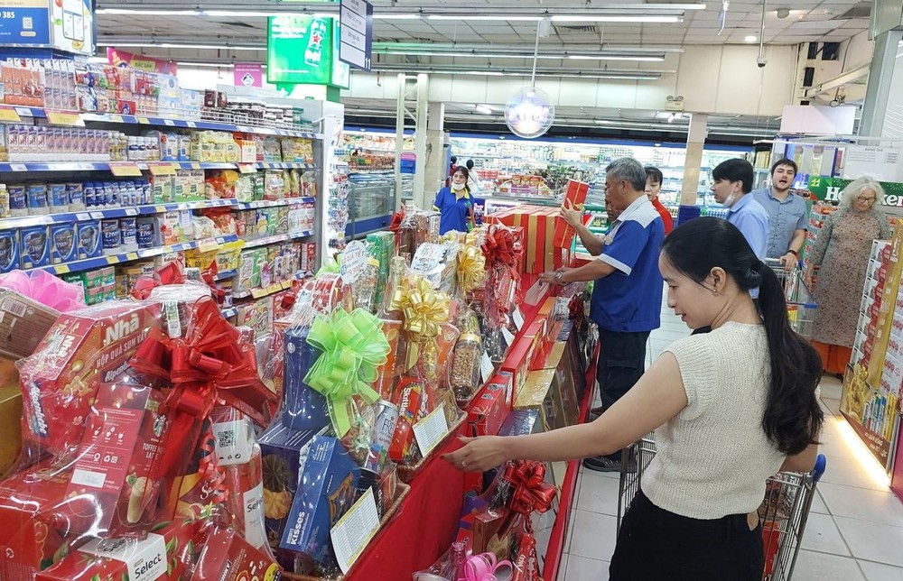 市民在超市选购物品。(图:黄雪)