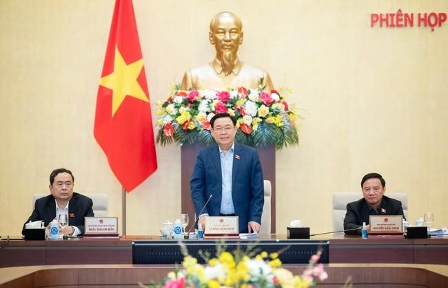 国会主席王廷惠(中)主持会议。(图:国会)