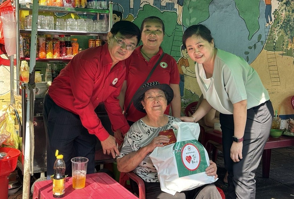 温陵会馆常值副理事长吴丽株（右）和第五郡红十字会代表问候孤寡长者。