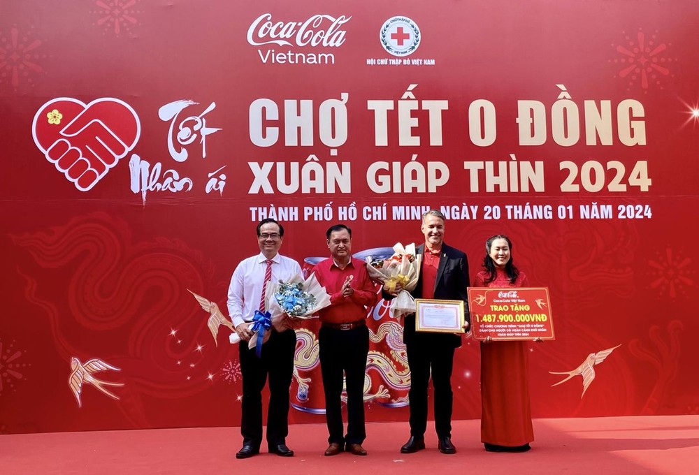 市红十字会向越南红十字会、越南可口可乐公司赠送鲜花表示感谢。 cho-tet-0-dong-2-9262.jpg