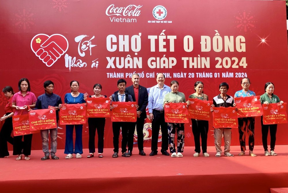组委会向贫困户赠送购物礼卷。 cho-tet-0-dong-3-9009.jpg