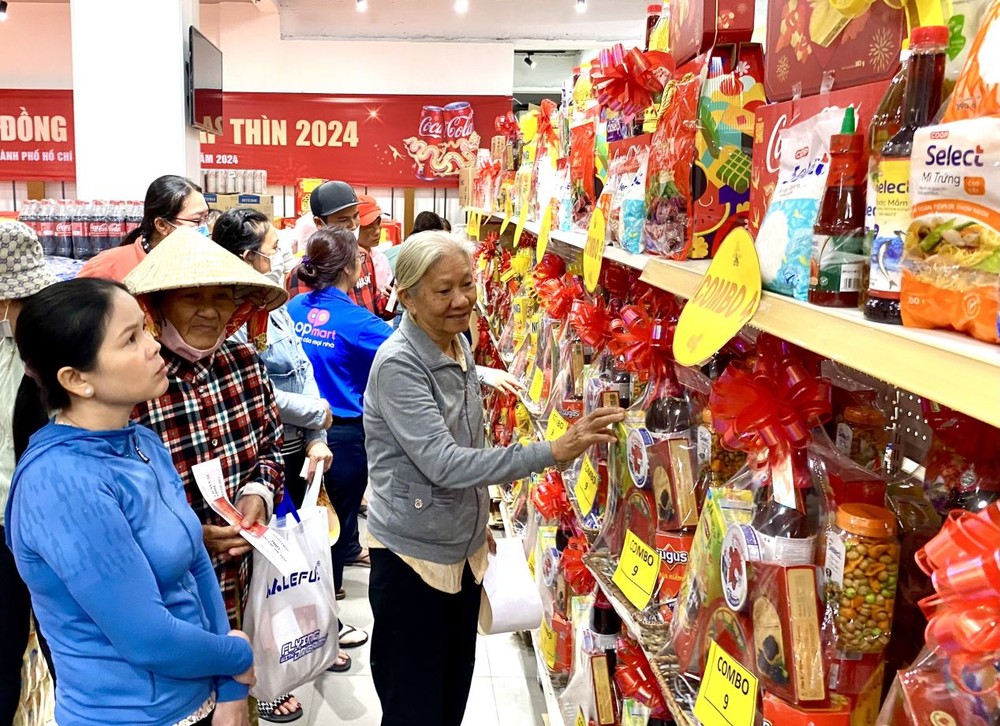 贫困人家在“零元市场”选购食品。