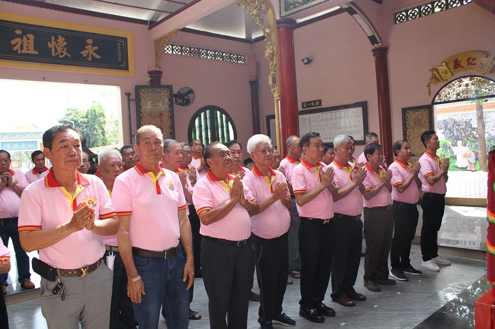 郑氏宗祠全体理监事会与宗亲参加祭祖仪式。 ho-trinh-2-3898.jpg