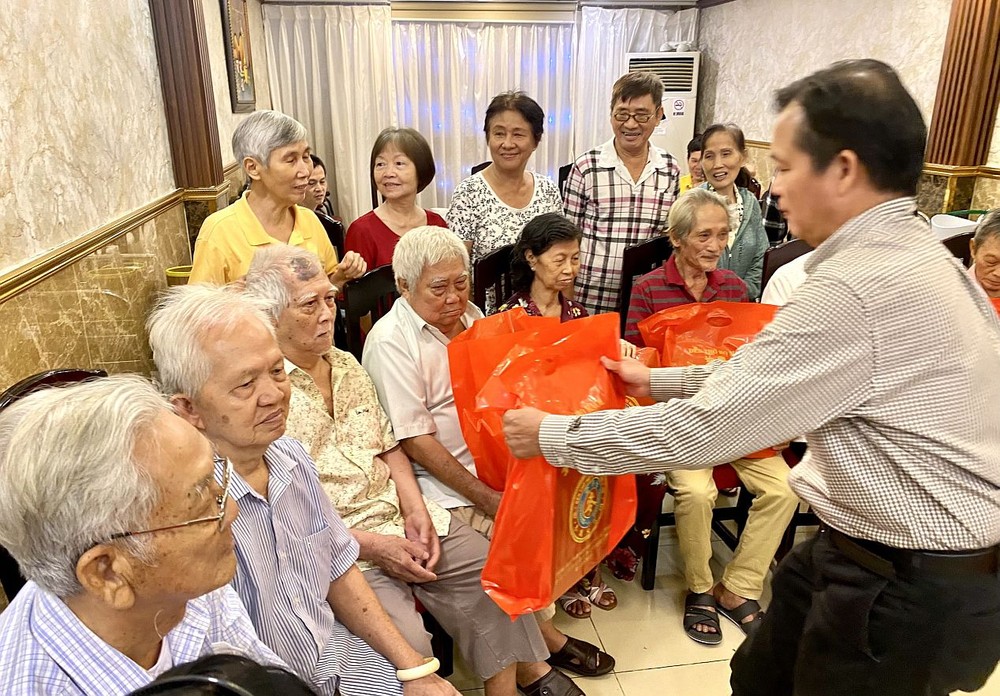 理事长麦少权向宗长们赠送祝寿礼物。 k2-271.jpg
