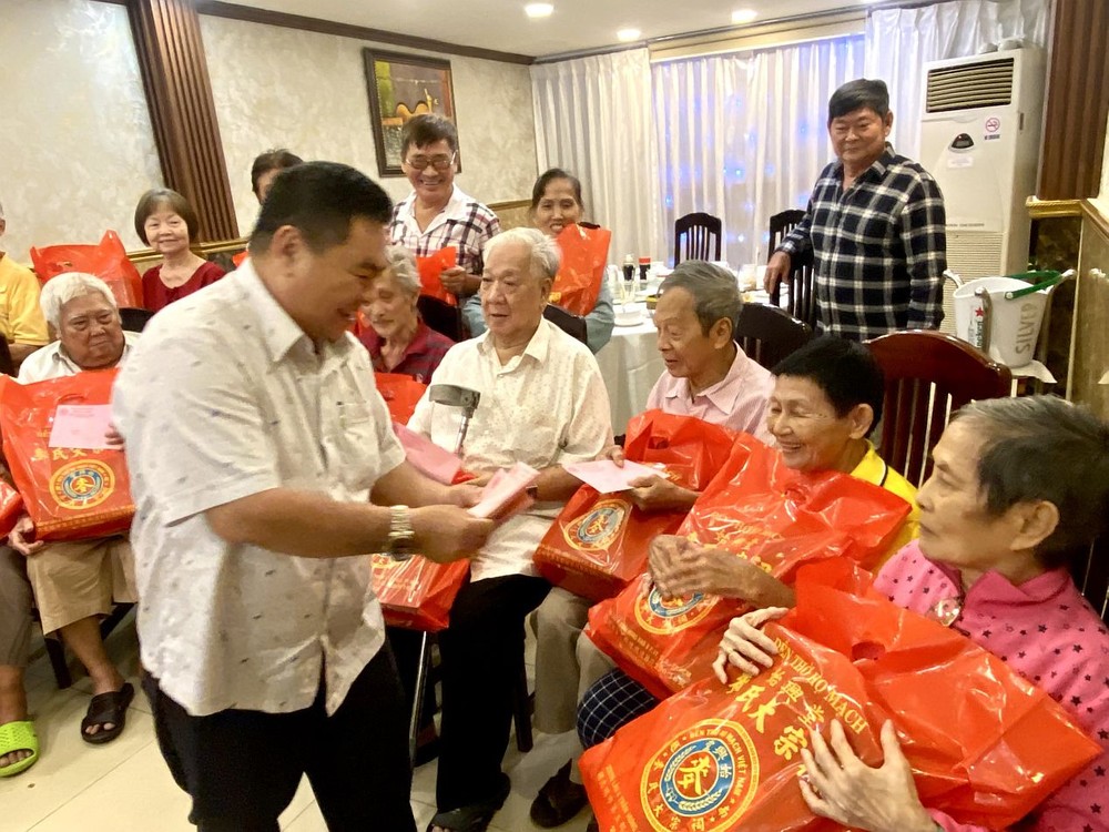 副理事长丁麦文森向宗长们赠送红包。 k3-3307.jpg
