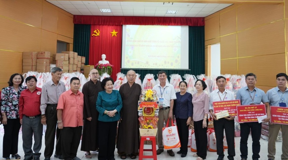 本市慈善团向陈金英院长赠送新年礼物及现金。