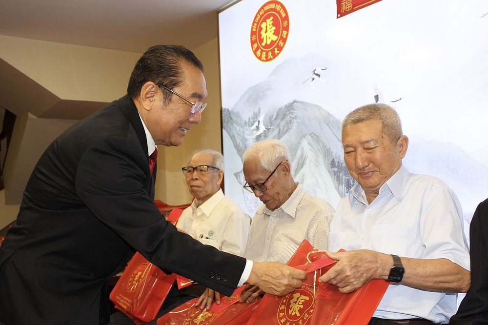 张氏大宗祠理事长张敬明向高龄宗亲赠送岁暮礼品。 d2-2126.jpg