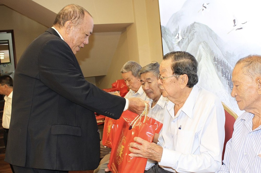 张氏大宗祠常值副理事长张文荣向高龄宗亲赠送岁暮礼品。 d3-2738.jpg