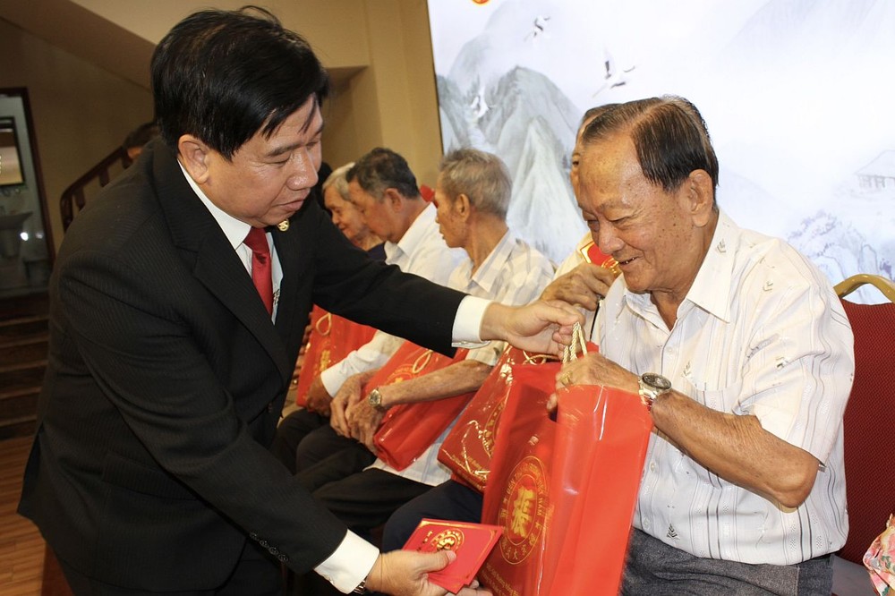 张氏大宗祠常值副理事长张耀雄向高龄宗亲赠送岁暮礼品。 d4-6420.jpg