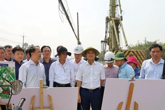 市人委会副主席裴春强与工作团前往视察本市的环市三路项目场地清拆补偿与施工进度。(图:国雄)