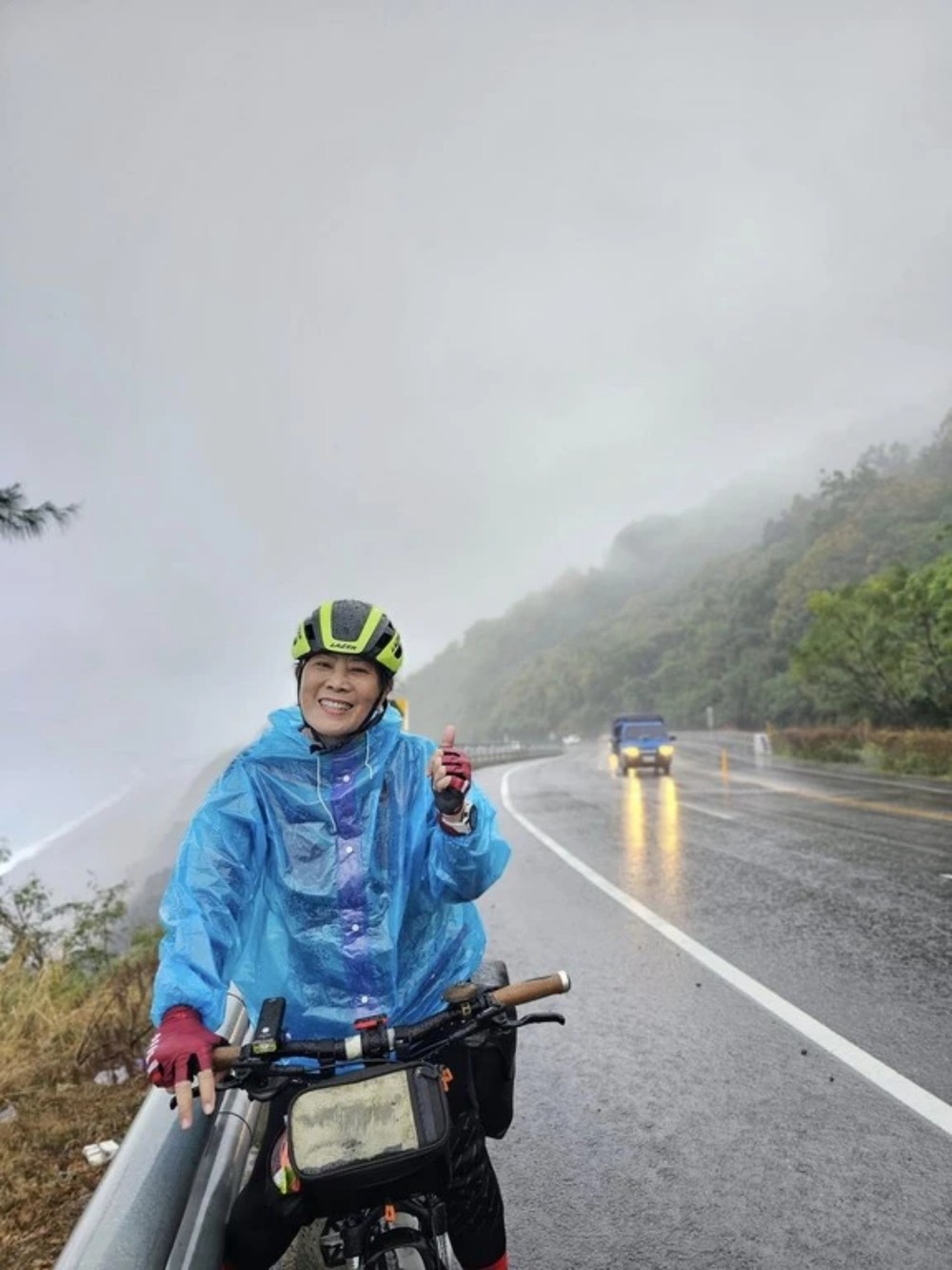 愿姨在台湾11度和大风大雨寒冷天气下骑自行车。 t3-1-2523.jpg
