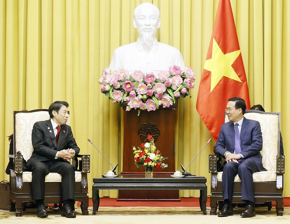 国家主席武文赏与日本福冈县知事服部诚太郎交谈。 ctn-9390.jpg