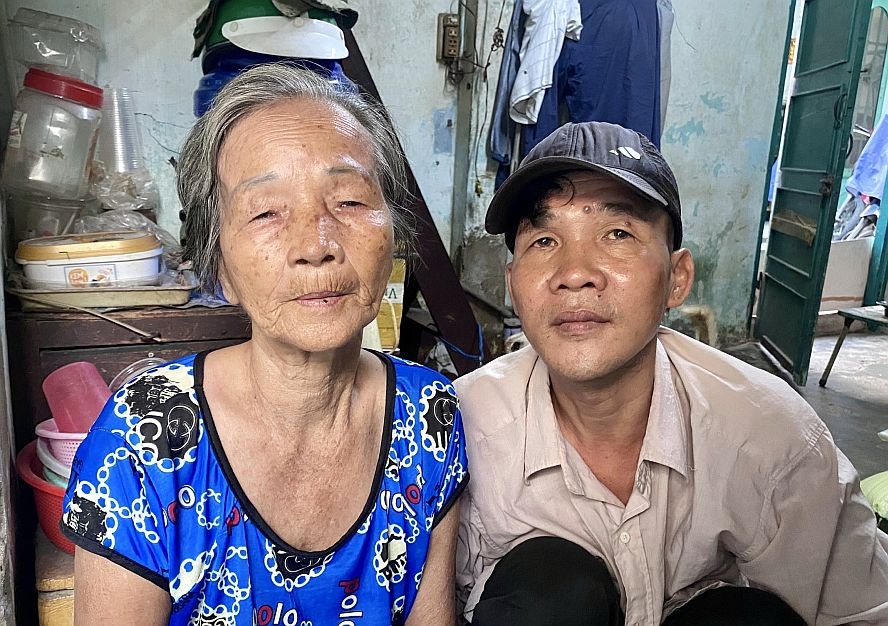 阮氏赖和儿子黎煌英。