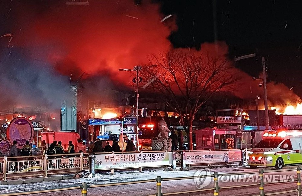 当地时间1月22日晚11时8分许,忠清南道舒川郡舒川邑的舒川水产特化市场发生火灾,227家店铺被烧毁。(图:韩联社)
