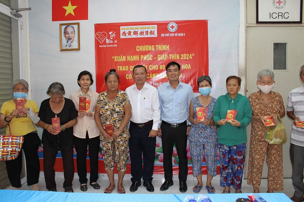 华文《西贡解放日报》编委文忠孝向贫困者赠送礼物。 d1-4771.jpg