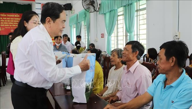 国会常务副主席陈清敏在后江省州城A县盛春乡赠送春节礼物。(图:越通社)
